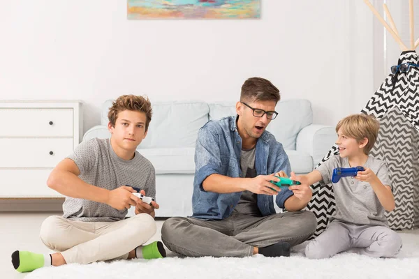 Hermanos jugando videojuegos —  Fotos de Stock