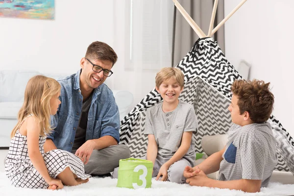 Mannelijke oppas spelen met kinderen — Stockfoto