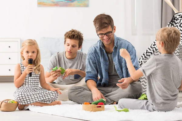 Padre joven con sus hijos — Foto de Stock