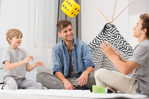 Vader spelen met zonen — Stockfoto