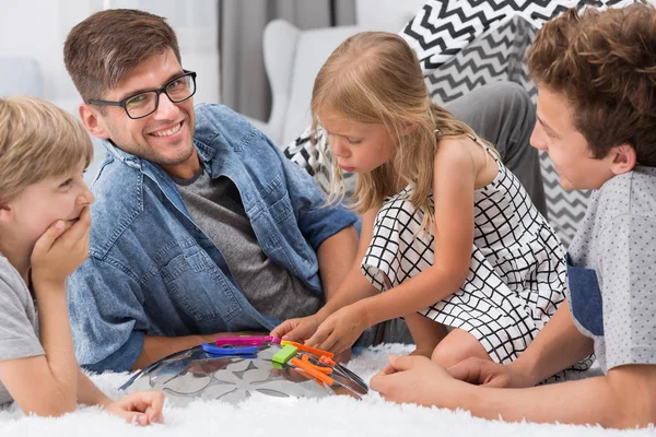 Gelukkig vader met kinderen — Stockfoto