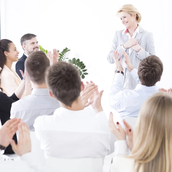 Applaudisseren hun collega na vergadering — Stockfoto