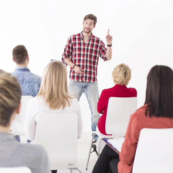 Mann im Gespräch mit seinen Mitarbeitern — Stockfoto