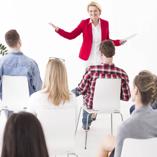 Coworkers su un incontro ascoltando il loro leader del team — Foto Stock