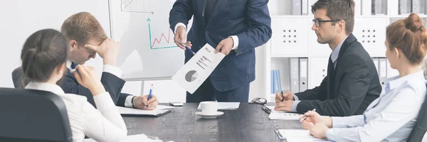 Office-team kijken naar een verslag — Stockfoto