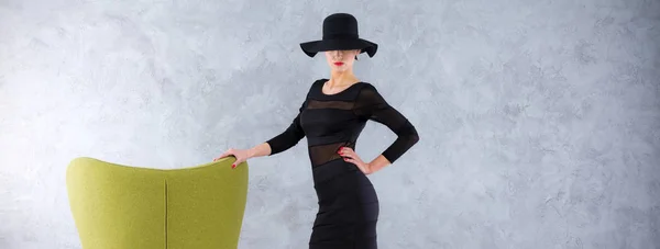 Mulher de vestido e chapéu — Fotografia de Stock