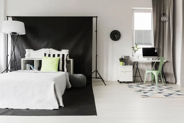 Necessidades mínimas do interior confortável com um toque moderno — Fotografia de Stock