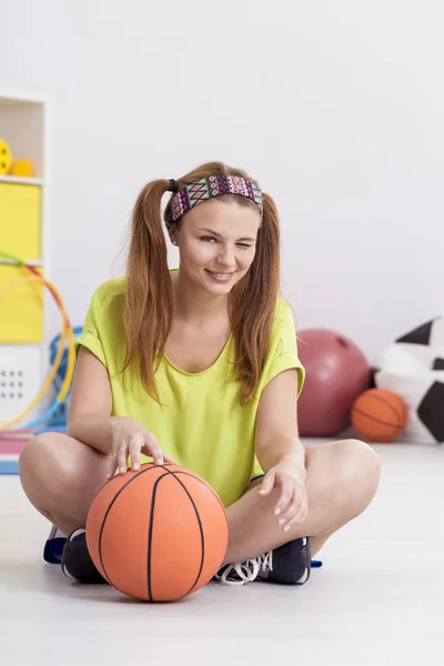 Adolescente y baloncesto — Foto de Stock