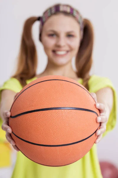 Dospívající basketbalový hráč — Stock fotografie