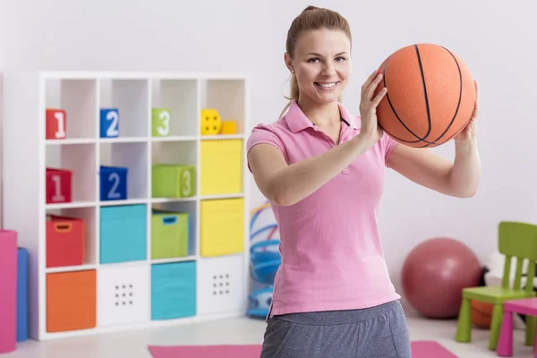 Učitel s basketbal — Stock fotografie