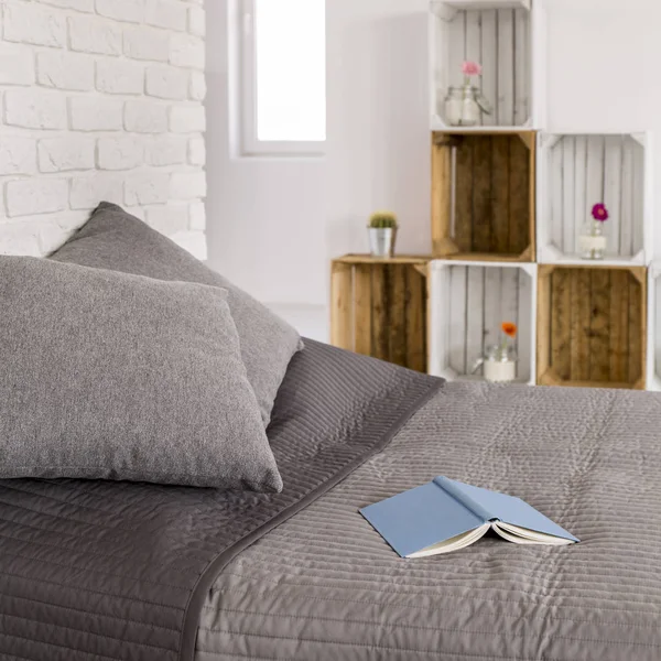 Большая кровать с серыми кроватями — стоковое фото
