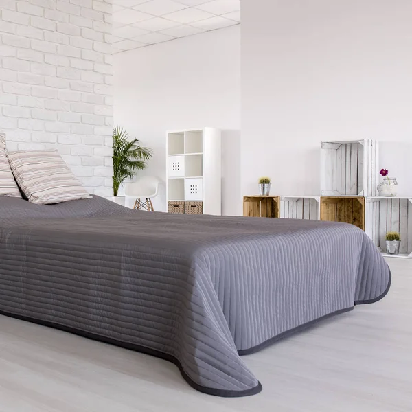 Белый и серый дизайн спальни — стоковое фото