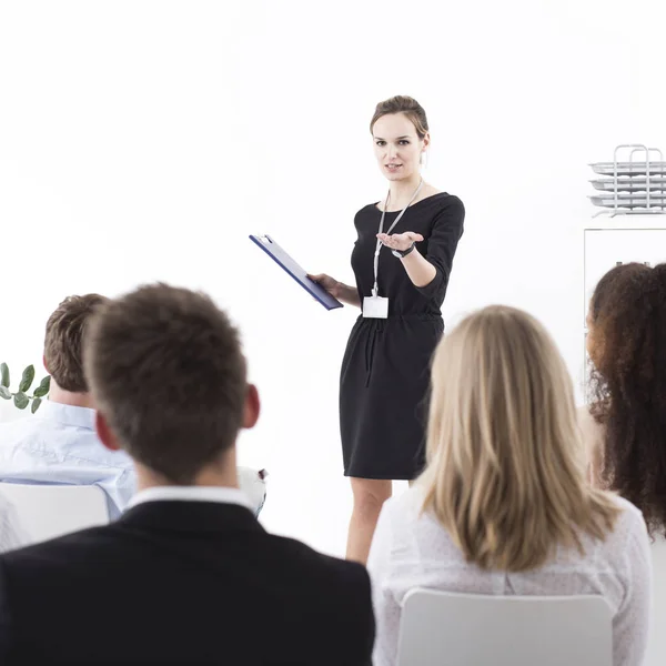 Manager talking to her coworkers — Stock Photo, Image