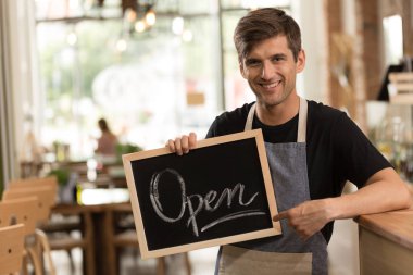 Garson bir tahta ile tutarak açın