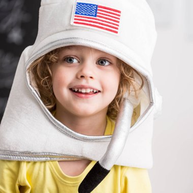 Çocuk Oyuncak uzay kaskı takıyor