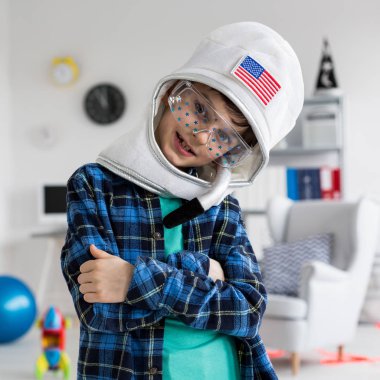 Çocuk oyuncak kask ve gözlük