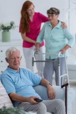 Baston ile olgun adam