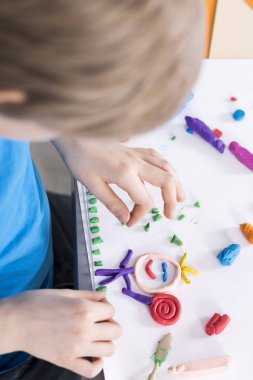 Renkli hamuru ile oynamak