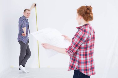 Genç kadın alarak mimari proje 