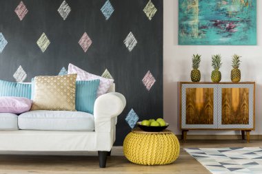 Pastel renkler ve egzotik tarzı oturma odasında