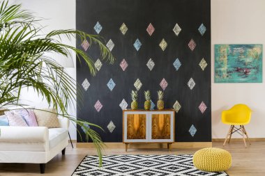 Egzotik tarzı geniş oturma odasında