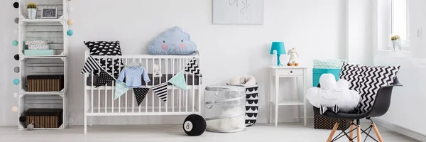 Elegante habitación de bebé moderna con cuna blanca —  Fotos de Stock