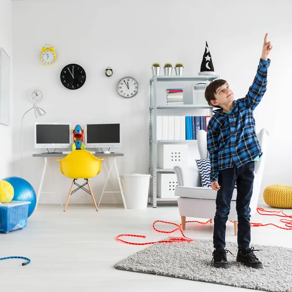 Chico está de pie en su habitación — Foto de Stock