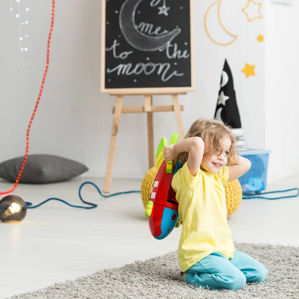 Jongen is plaing met een speeltje — Stockfoto