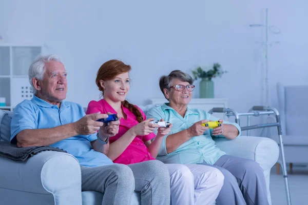 Nursing home residents playing games — Stock Photo, Image