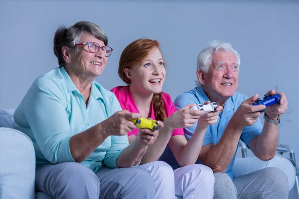 Personas mayores jugando videojuegos —  Fotos de Stock