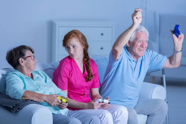 Nursing home residents playing together — Stock Photo, Image