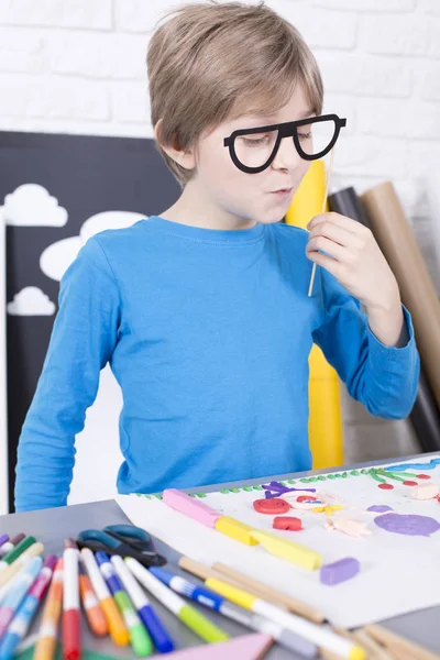 男孩穿着乐趣假眼镜 — 图库照片
