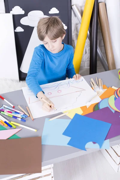 Ragazzo che dipinge qualcosa su una carta — Foto Stock