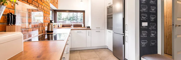 Cozinha minimalista com armários brancos — Fotografia de Stock