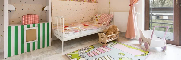 Colourful little girl's bedroom — Stock Photo, Image