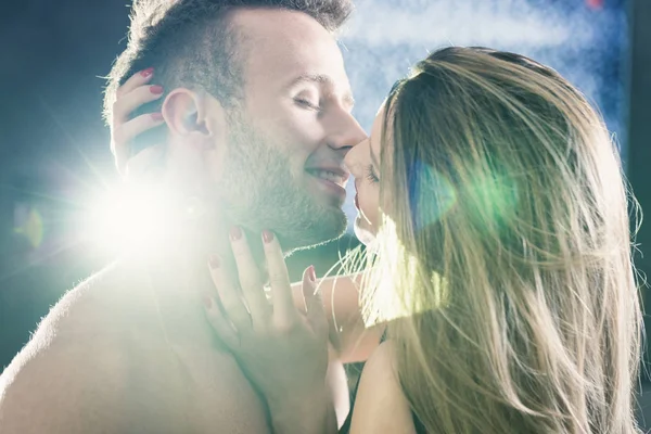 Desnudos amantes besándose tiernamente — Foto de Stock