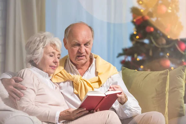 Livre de lecture couple senior — Photo