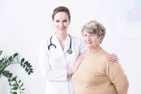 Mujer mayor con su médico — Foto de Stock