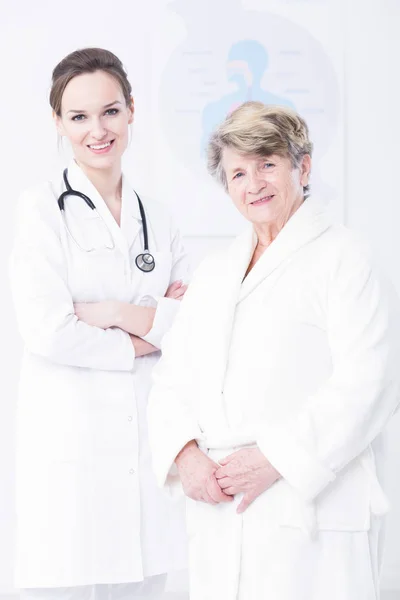 Idősebb nő és a fiatal orvos — Stock Fotó