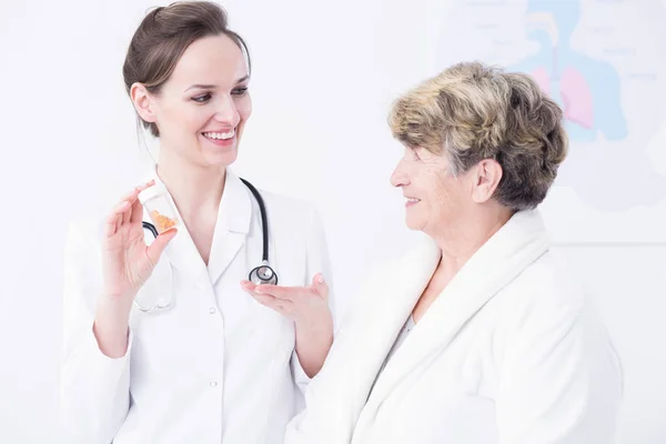 Arzt zeigt dem Patienten die Tabletten — Stockfoto