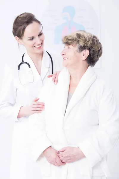女性医師と女性のバスローブ — ストック写真