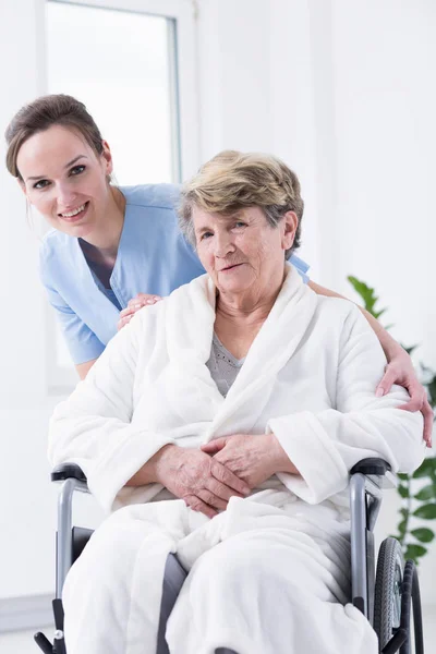 Oudere vrouw op een rolstoel — Stockfoto