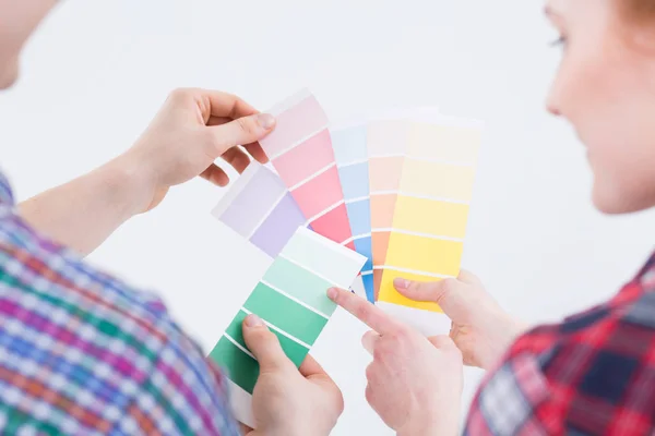 Mani di uomo e donna che prendono raccoglitori di colore — Foto Stock