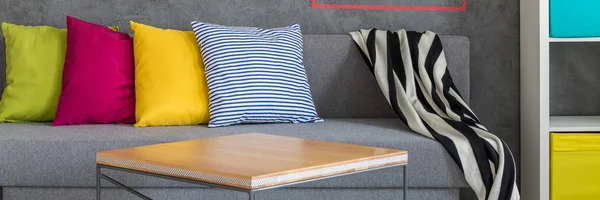 Sofa z poduszkami — Zdjęcie stockowe
