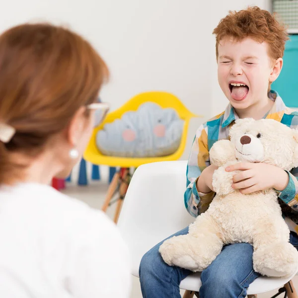 Niño travieso en el consultorio del psicólogo — Foto de Stock