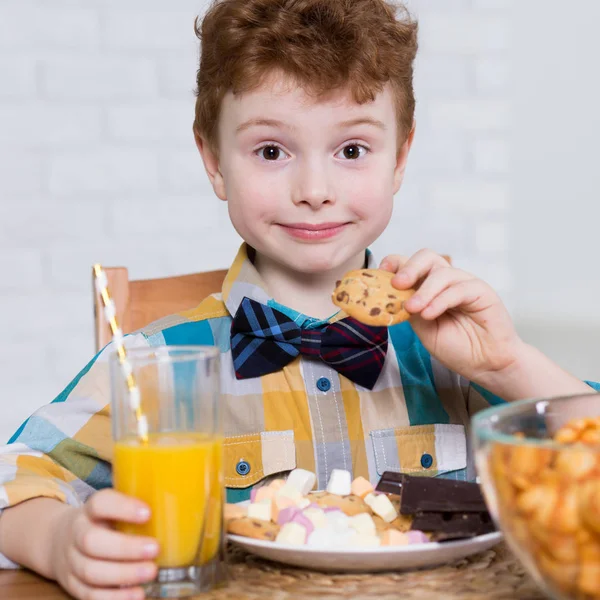 Хлопчик їсть солодощі — стокове фото