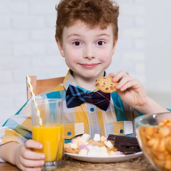 Menino comendo doces — Fotografia de Stock