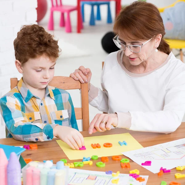 Aprendiendo alfabeto con letras plásticas — Foto de Stock