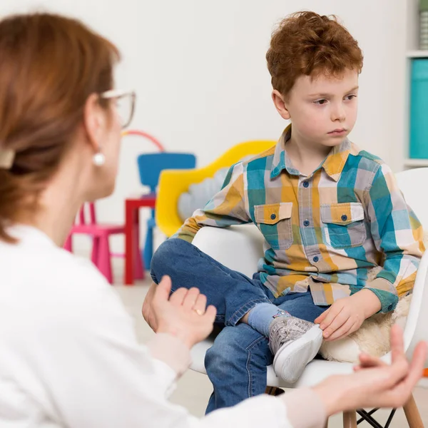 Kleine jongen bij van therapeut kantoor — Stockfoto