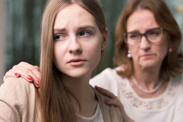 Adolescente menina e sua mãe preocupada — Fotografia de Stock